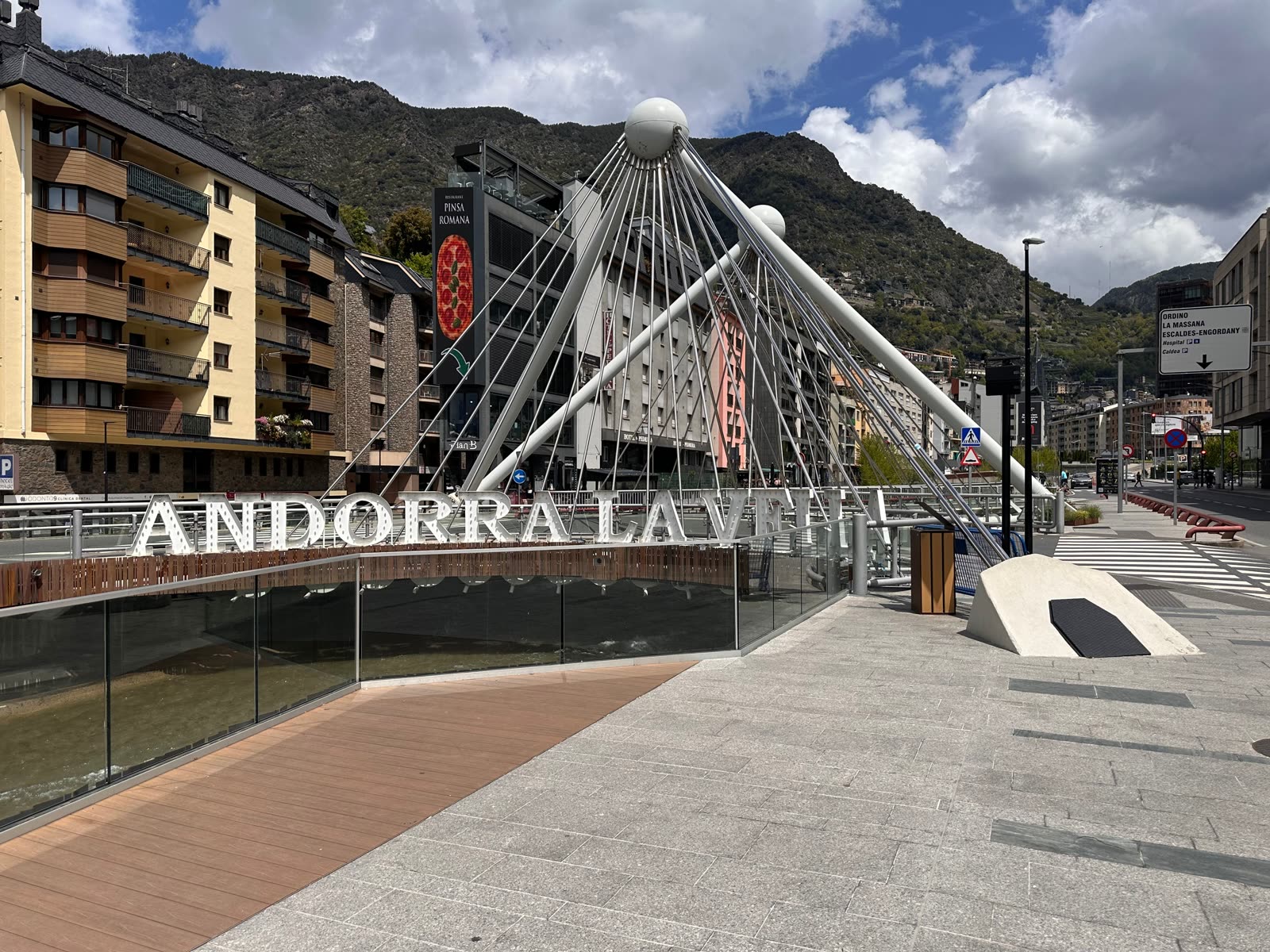 Puente y montañas en Andorra la Vella